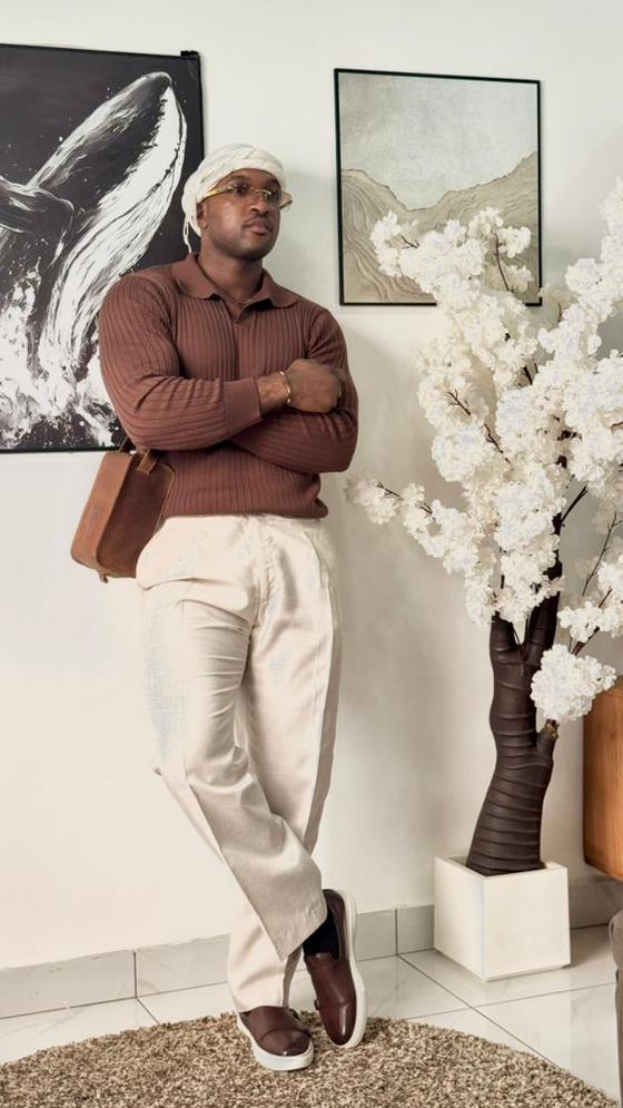 Kelisse en polo marron et turban blanc