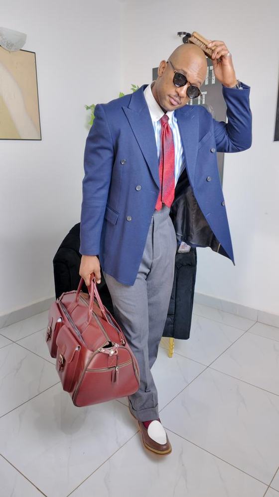 Kelisse en blazer bleu, sac rouge à la main